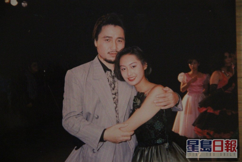 古明华在演艺学院时，曾与师妹朱茵合作歌舞剧《油脂》。