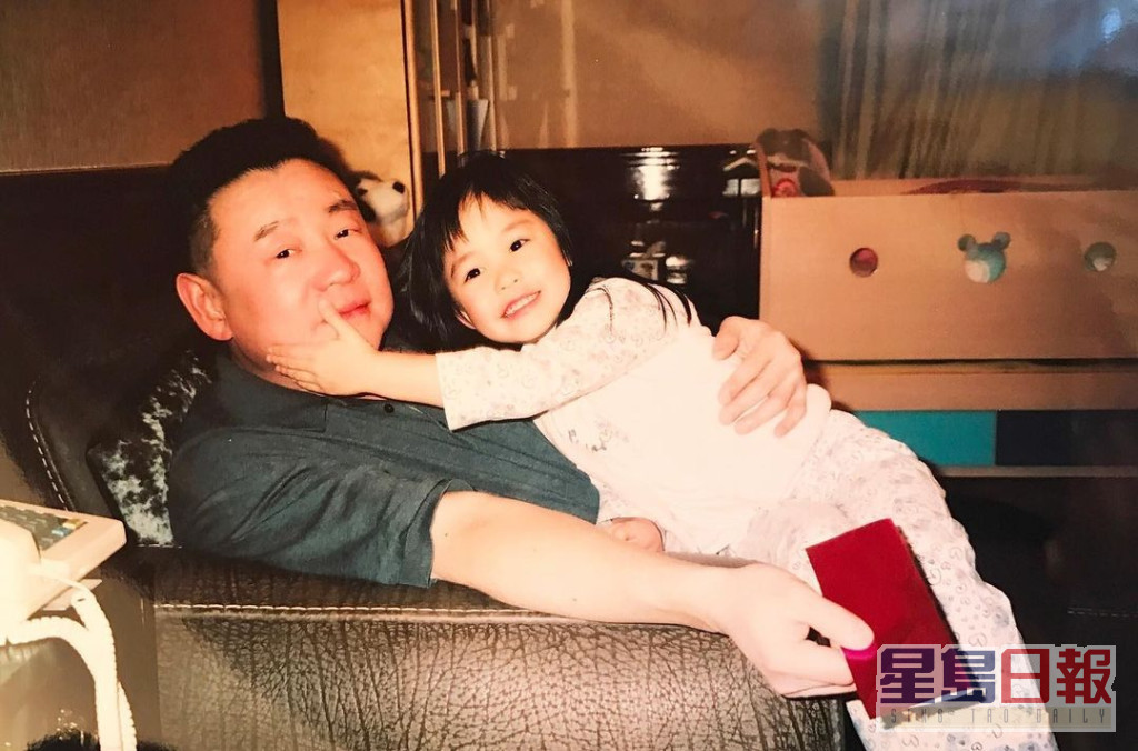 刘秀盈与爸爸。