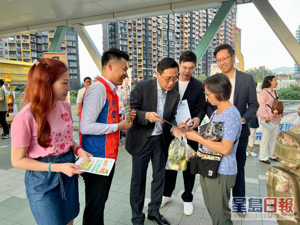 楊潤雄到位於馬鞍山烏溪沙站迎海天橋的宣傳街站支持。楊潤雄Fb圖片