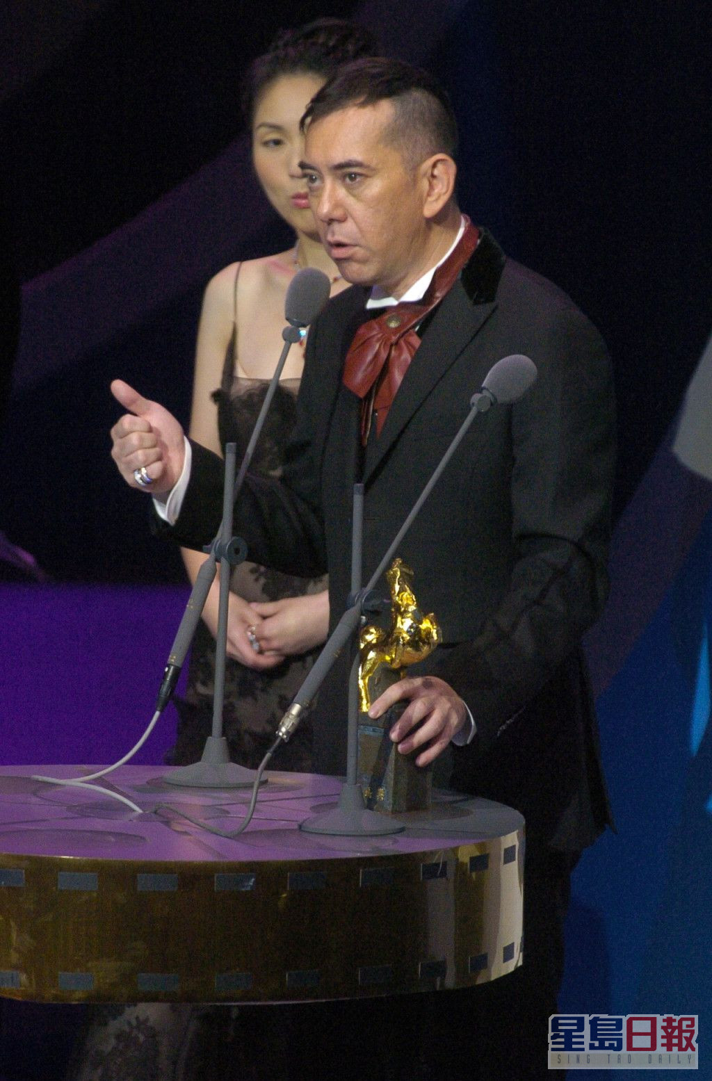 黄秋生2005年再凭《头文字D》获得金马男配角。  ​