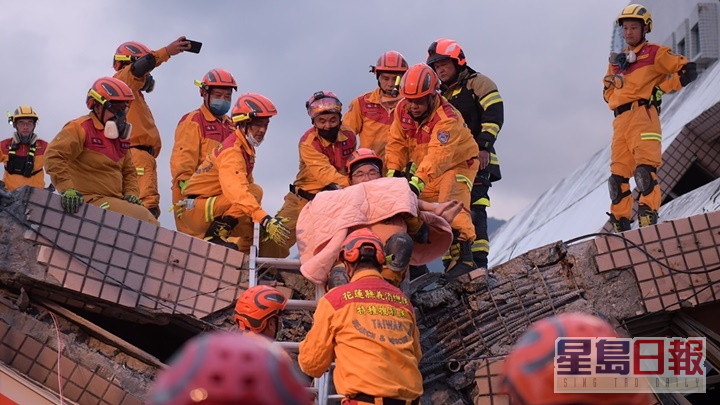 救援人員連日在災場搜救。AP資料圖片