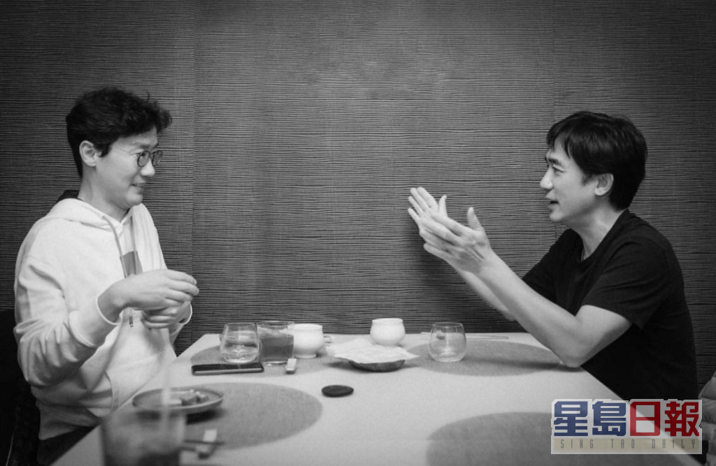日前梁朝伟在釜山跟《鱿》剧导演黄东赫会面。