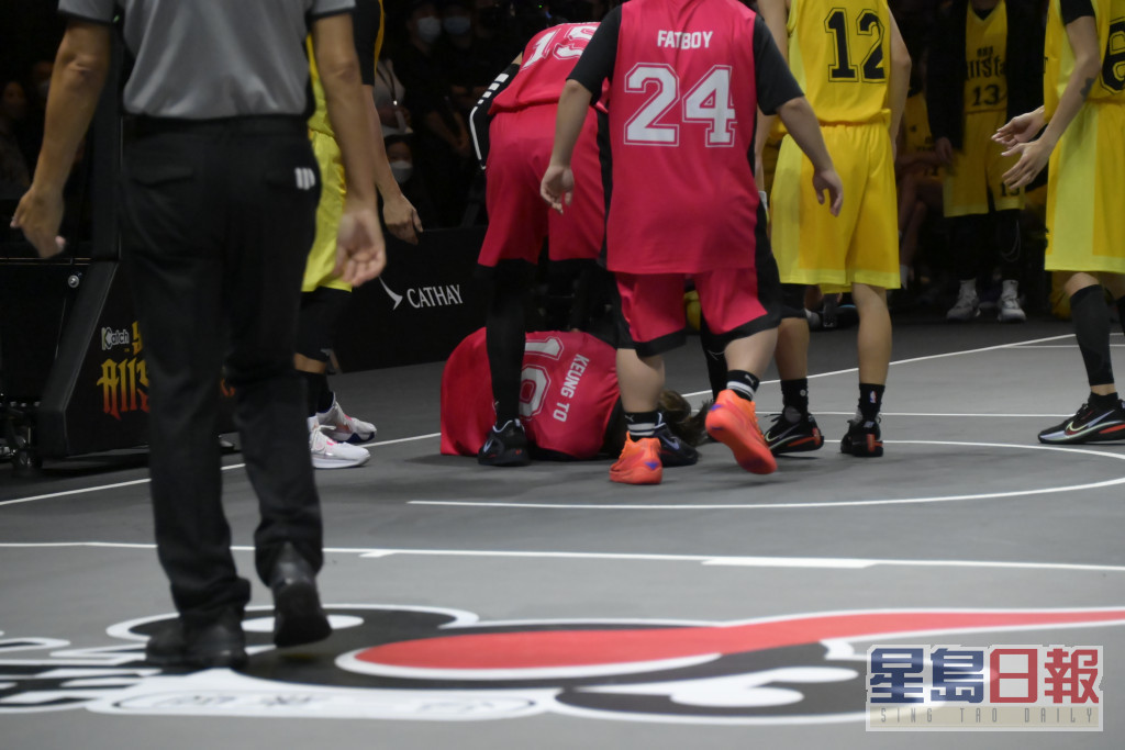 上陣時與球員碰撞，跌在地上。