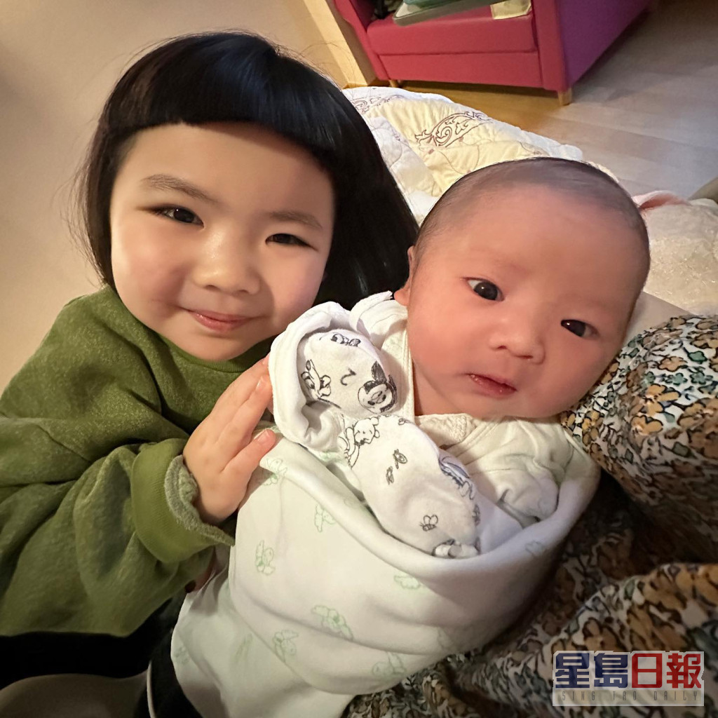 梁志瑩產後都於社交平台分享細女的照片及留言報平安。