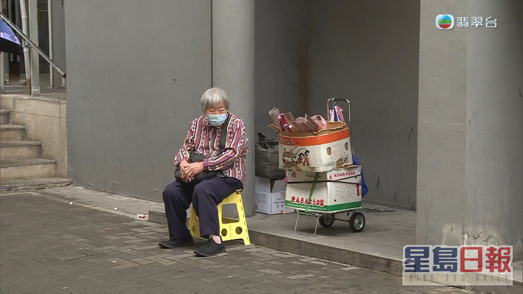 82歲連婆婆每日獨自在黃大仙祠門外一個偏遠角落賣香。