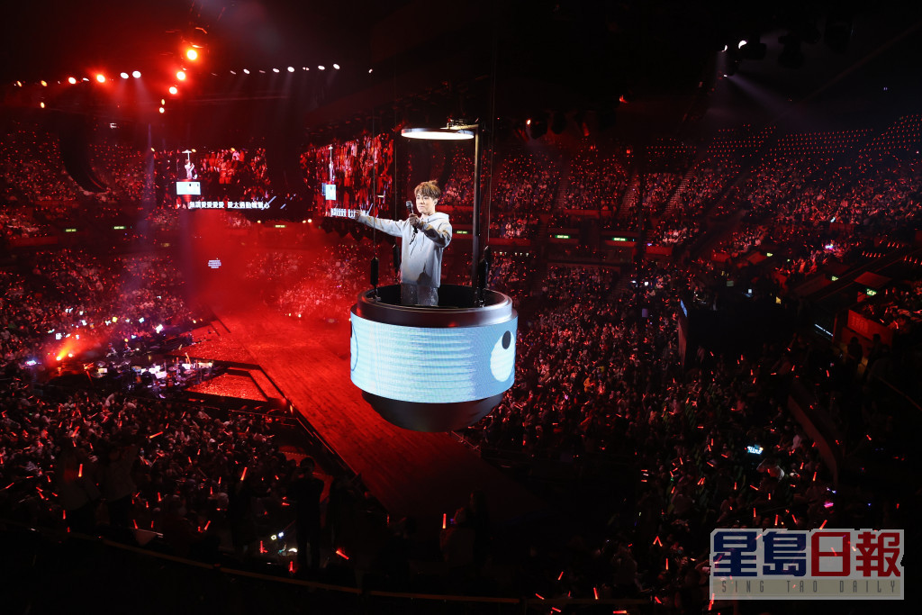 张敬轩去年的红馆跨年演唱会，其中8场受疫情影响要煞停。