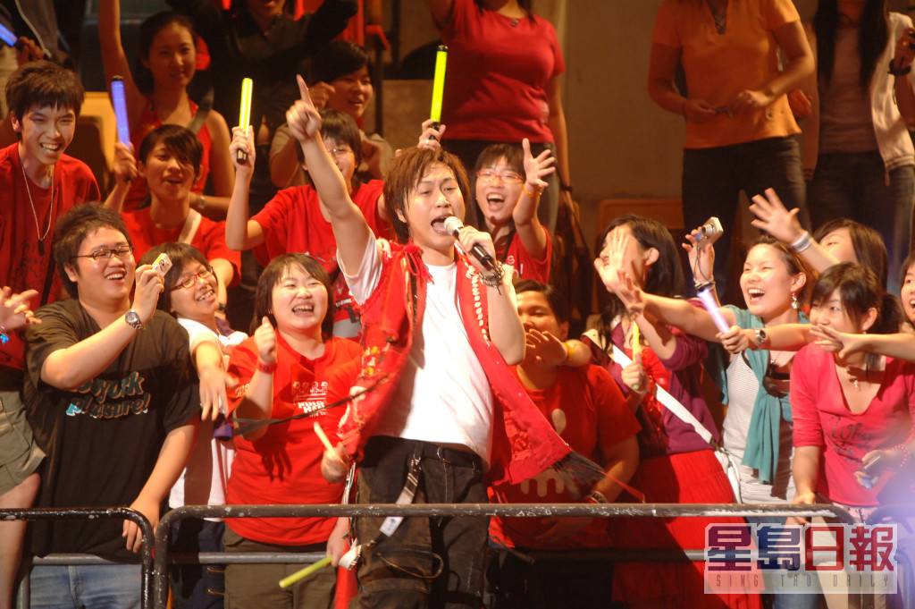 五月天2006年5月1日在红馆举行「Final Home当我们混在一起世界巡回演唱会」，是五子首度在红馆开骚。