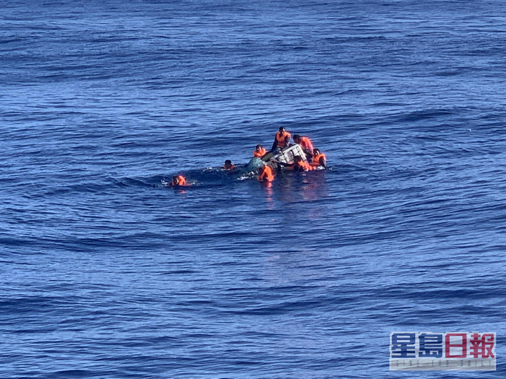 远洋船TRUMP SW在8月26日于邻近越南成功救起8名堕海人员，中心于接报后联络缅甸领事馆及船公司安排8名获救人员于越南登岸。网志图片