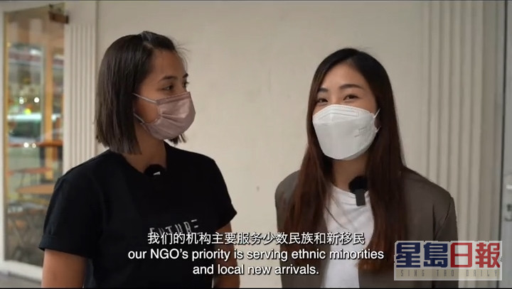 谢嘉怡同时采访NGO社工，介绍食物银行。