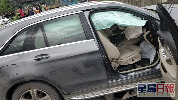 出事的私家車嚴重損毀。AP圖片