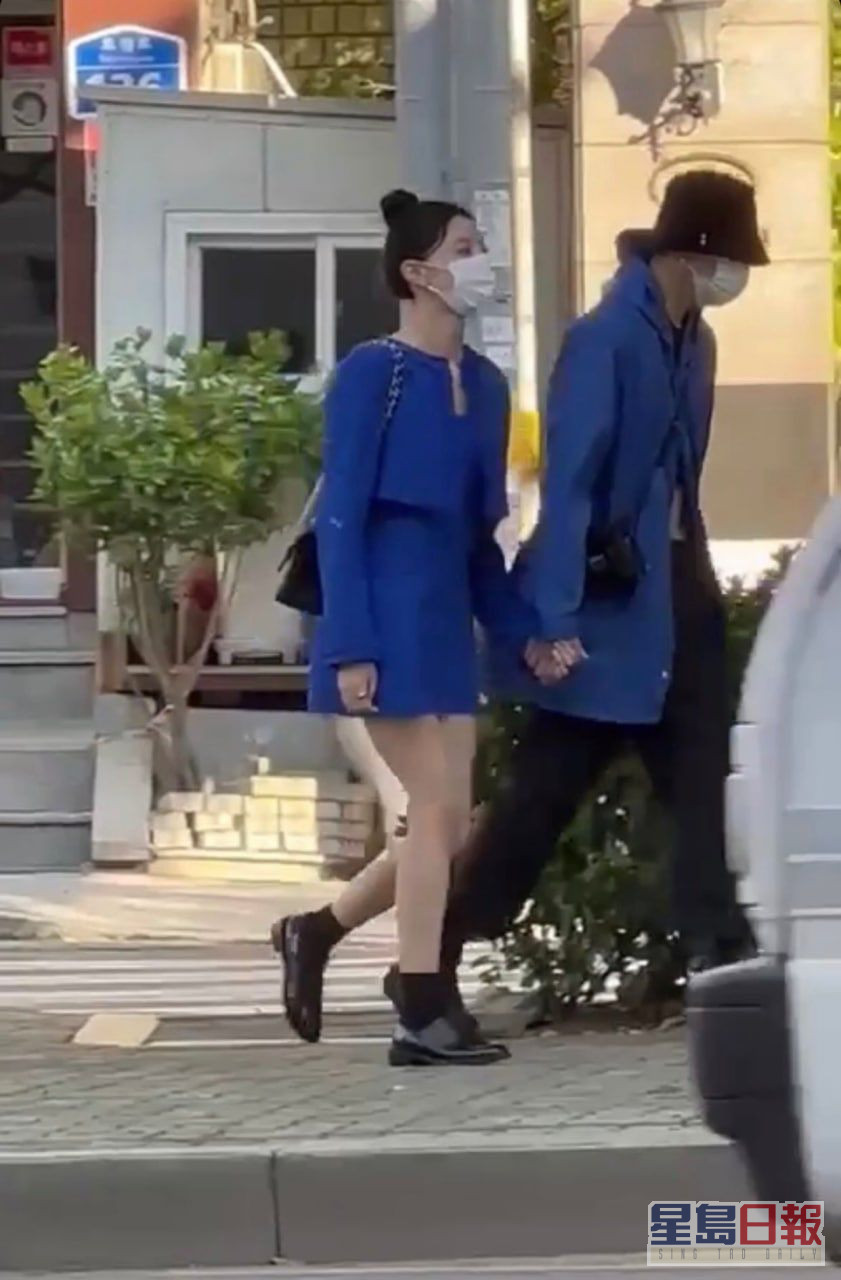 网上流传姜升润与女友拖手的照片。