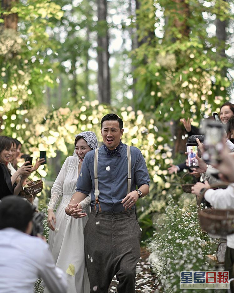 曾國祥在2019年迎娶拍拖6年的王敏奕，曾志偉榮升做老爺。