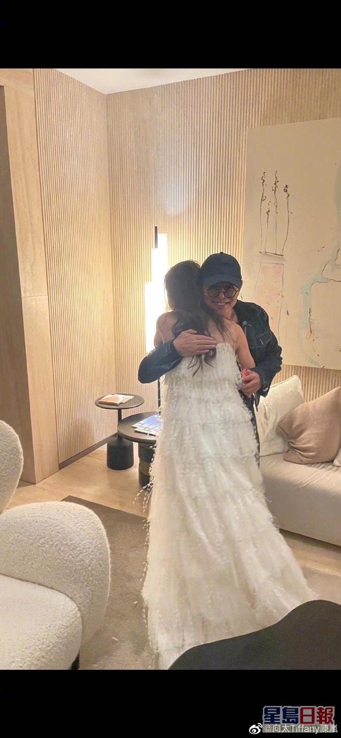 向太陈岚日前就晒出武打巨星李连杰亲身到美国祝贺杨紫琼得奖的照片，可见他们的好交情。