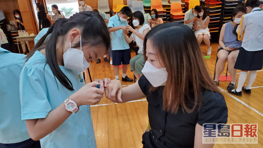 學生為父母剪指甲。