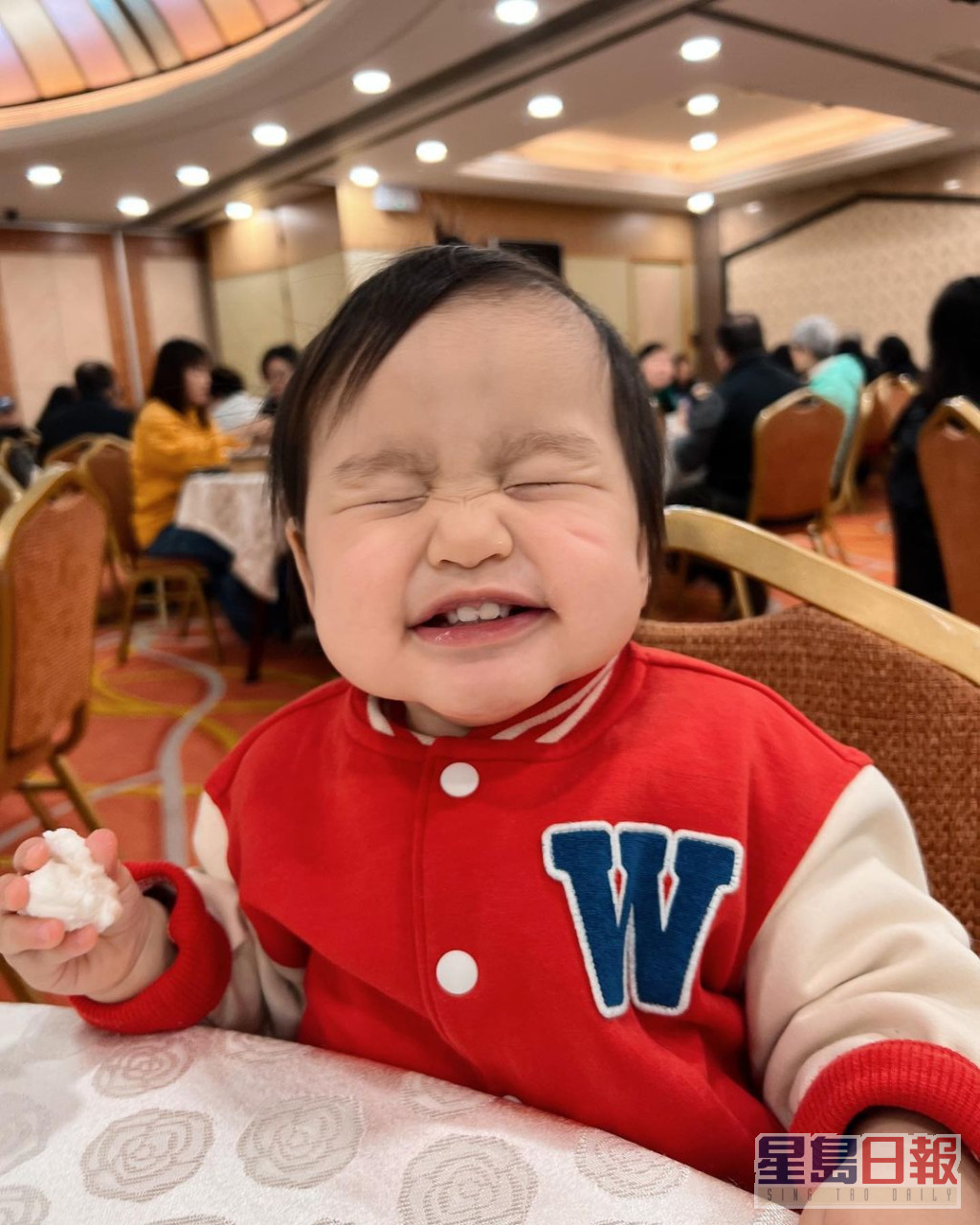 梁諾妍今日貼出新相，笑到瞇晒眼的Amber激似爸爸洪永城！