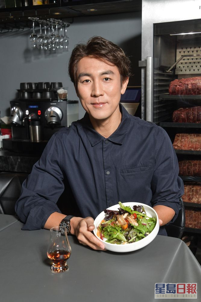 谭俊彦简简单单就炮制出美味菜式，果然系TVB男厨神。