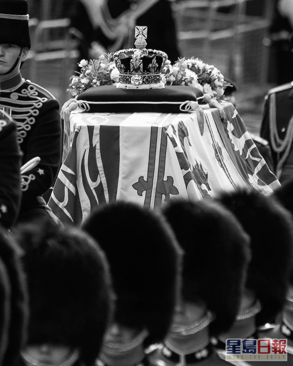 英女皇的靈柩據指以襯鉛製成，有效隔絕空氣及水氣，令遺體減緩腐化速度。