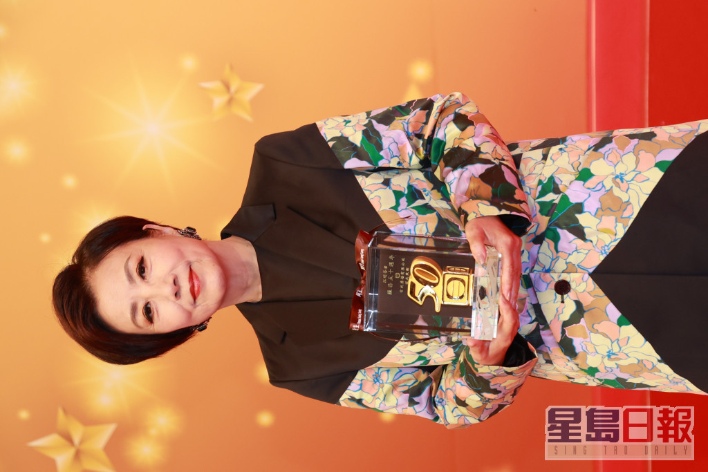 去年，汪明荃获TVB颁发「50年服务奖」。