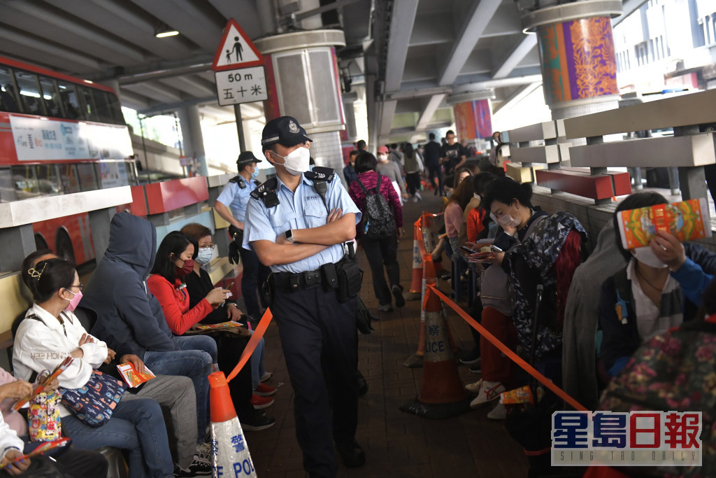 警員在場拉起膠帶維持秩序。陳極彰攝