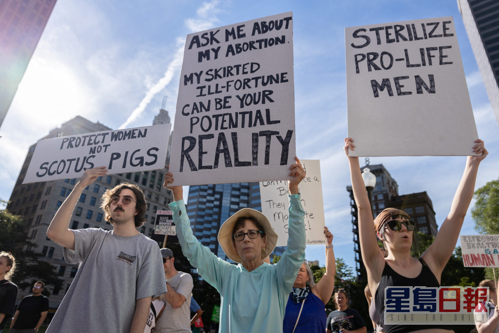 支持有權墮胎的人士在俄亥俄州集會舉起標語。AP
