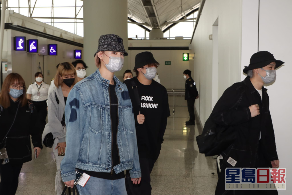 姜涛穿上胸前印有「FXXK Fashion」 字款的黑色长袖卫衣加黑帽现身。
