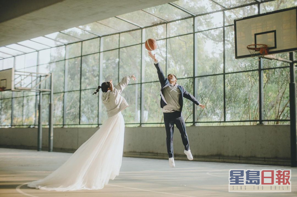 张诗欣和未婚夫同样爱篮球，专登走到篮球场拍摄另一辑结婚相。