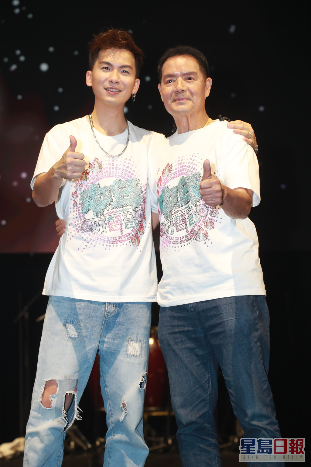 完成首场演出后，吴大强和周吉佩接受传媒访问，二人均对自己演出状况满意。