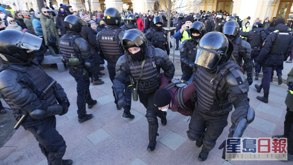 警方在聖彼得堡針對俄羅斯襲擊烏克蘭的行動中拘留了一名示威者。AP圖