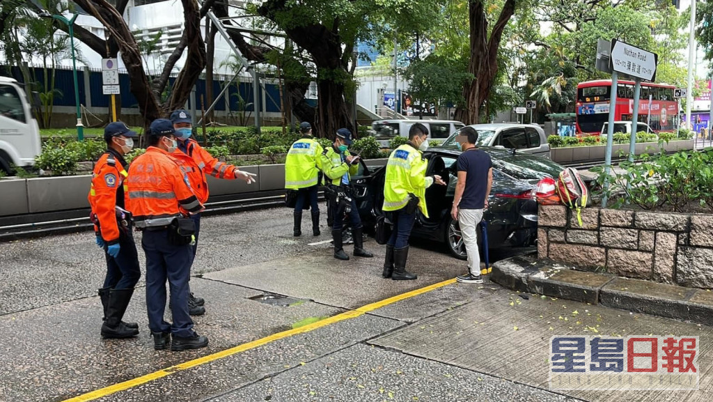 私家車自炒撞壆。 香港突發事故報料區FB圖