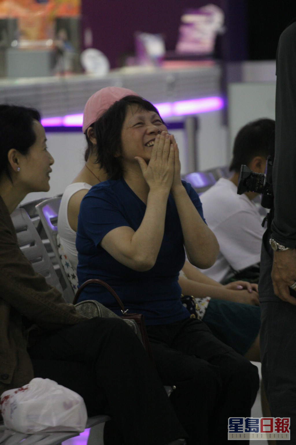 劉嘉玲媽媽曾在機場被記者拍到，前往參加女兒在不丹舉行的婚禮。