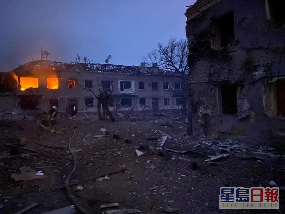 卢甘斯克地区斯塔罗比尔斯克镇炮击后被毁的建筑物。AP