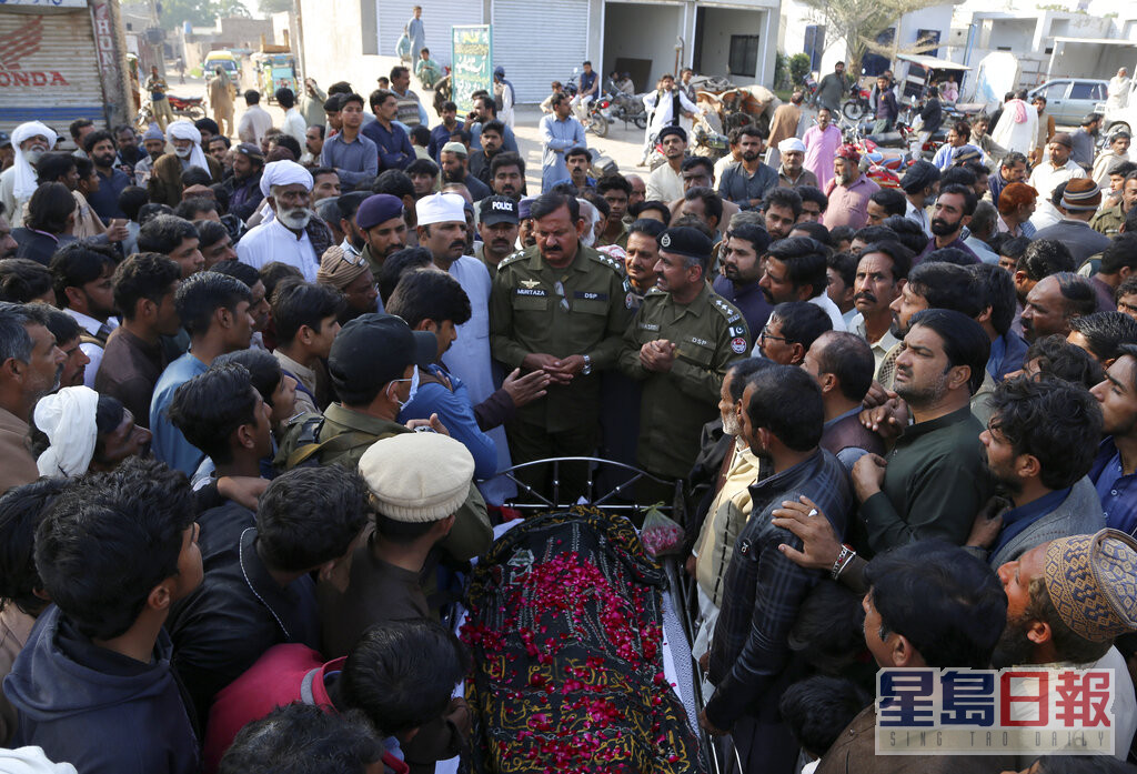 家人周日举行丧礼，当地警方高层亦有出席。AP图片