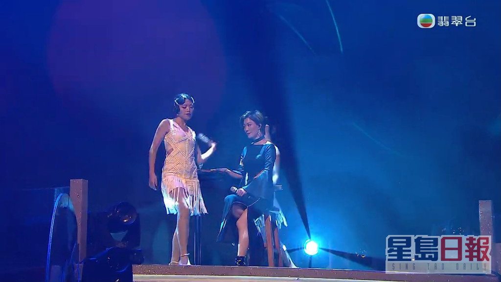 龍婷出場唱《忘記他》，身穿高衩裙大晒美腿。