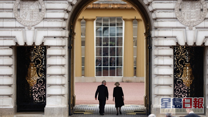 查理斯与卡米拉步入白金汉宫。路透社图片