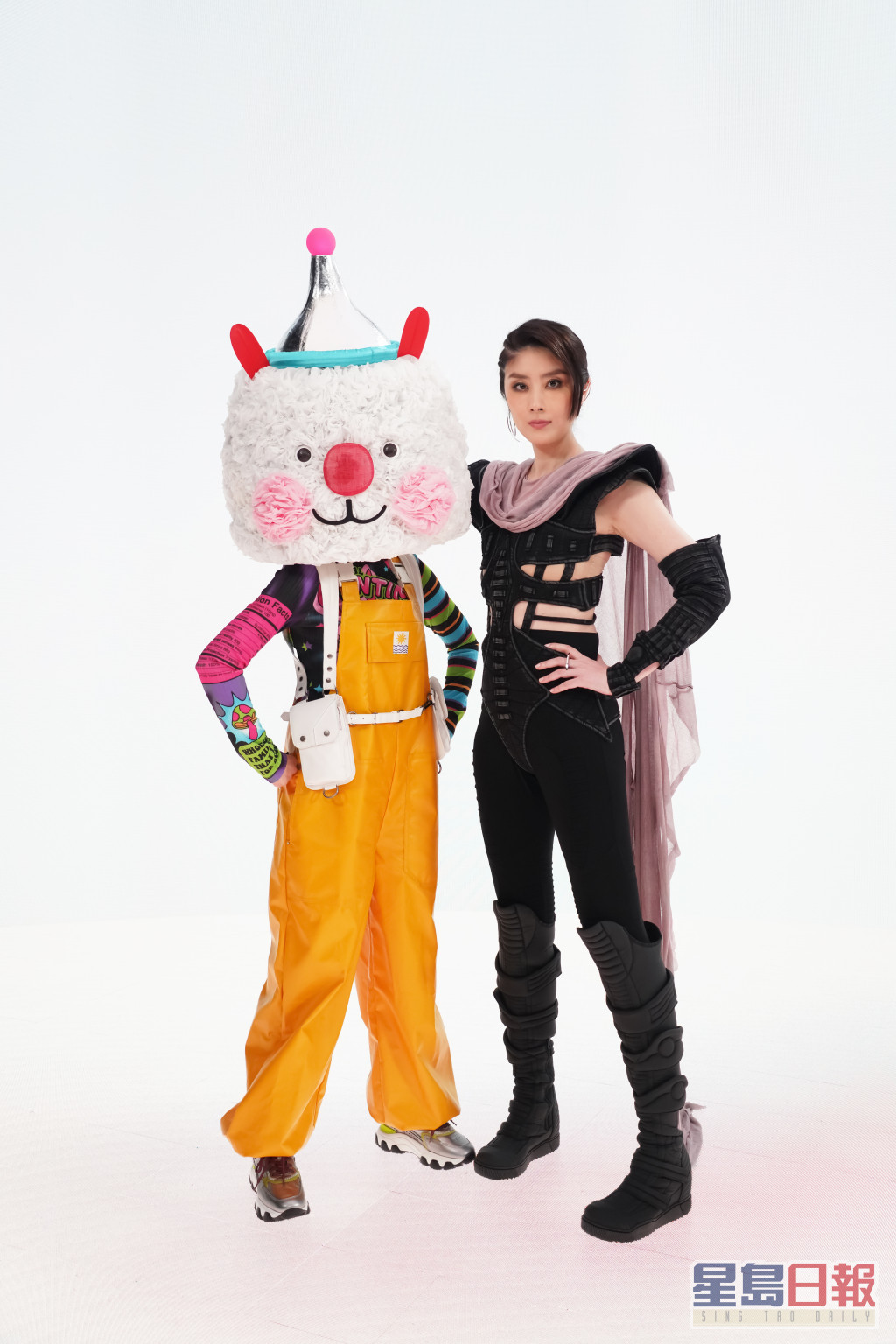 新歌MV中陈慧琳跟星星兔喺太空飞行游走宇宙。
