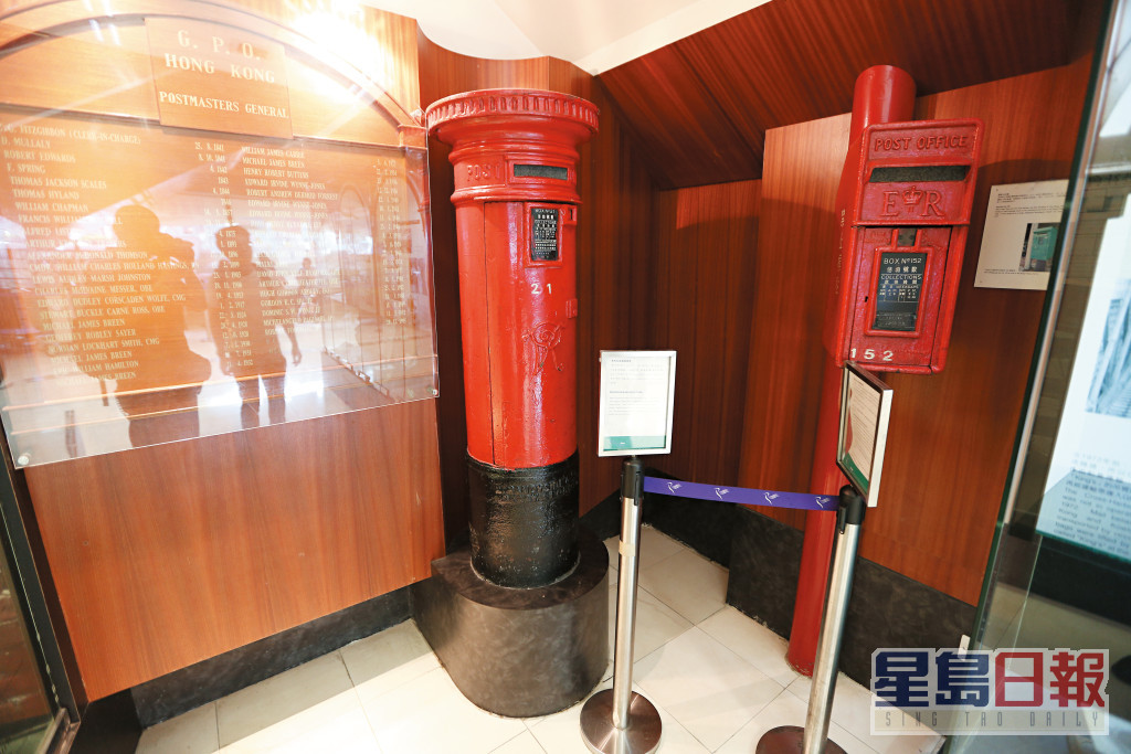 红色邮筒保存在中环香港邮政总局内展出。资料图片
