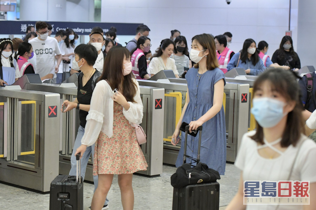 早上十一時許，高鐵西九龍站有大批旅客入境。梁譽東攝
