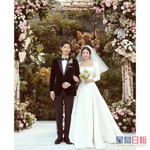 宋仲基於2017年娶宋慧喬，不過二人的婚姻維持不到兩年。