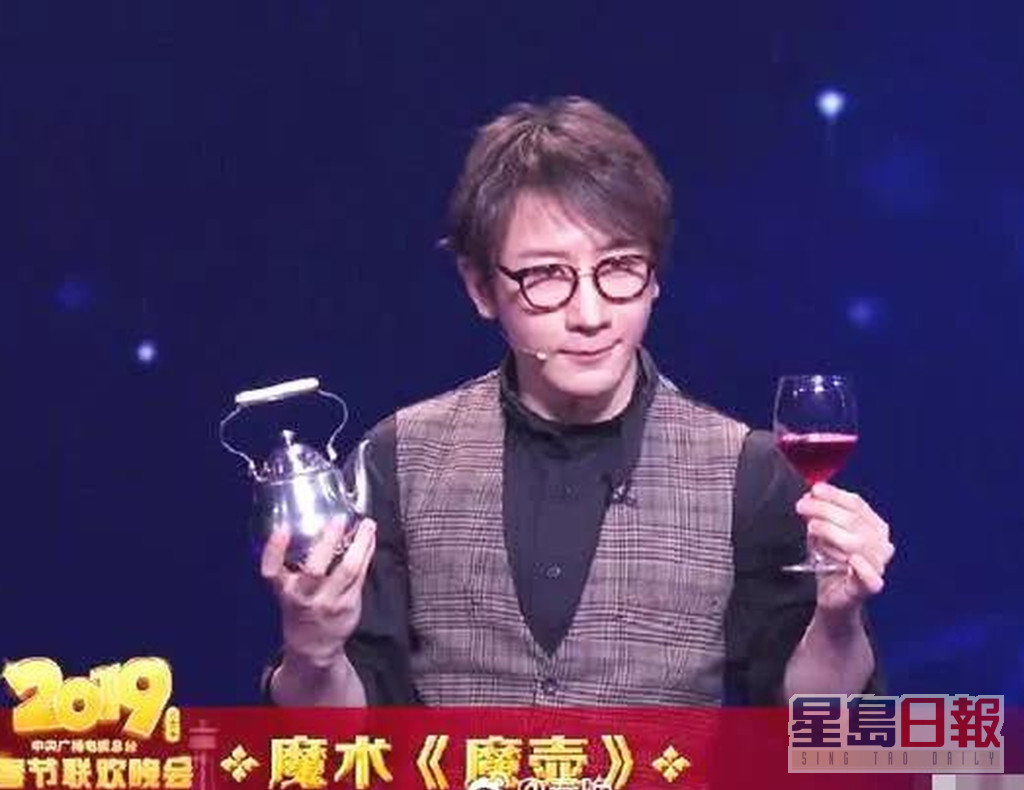 刘谦2019年在春晚表演魔术。