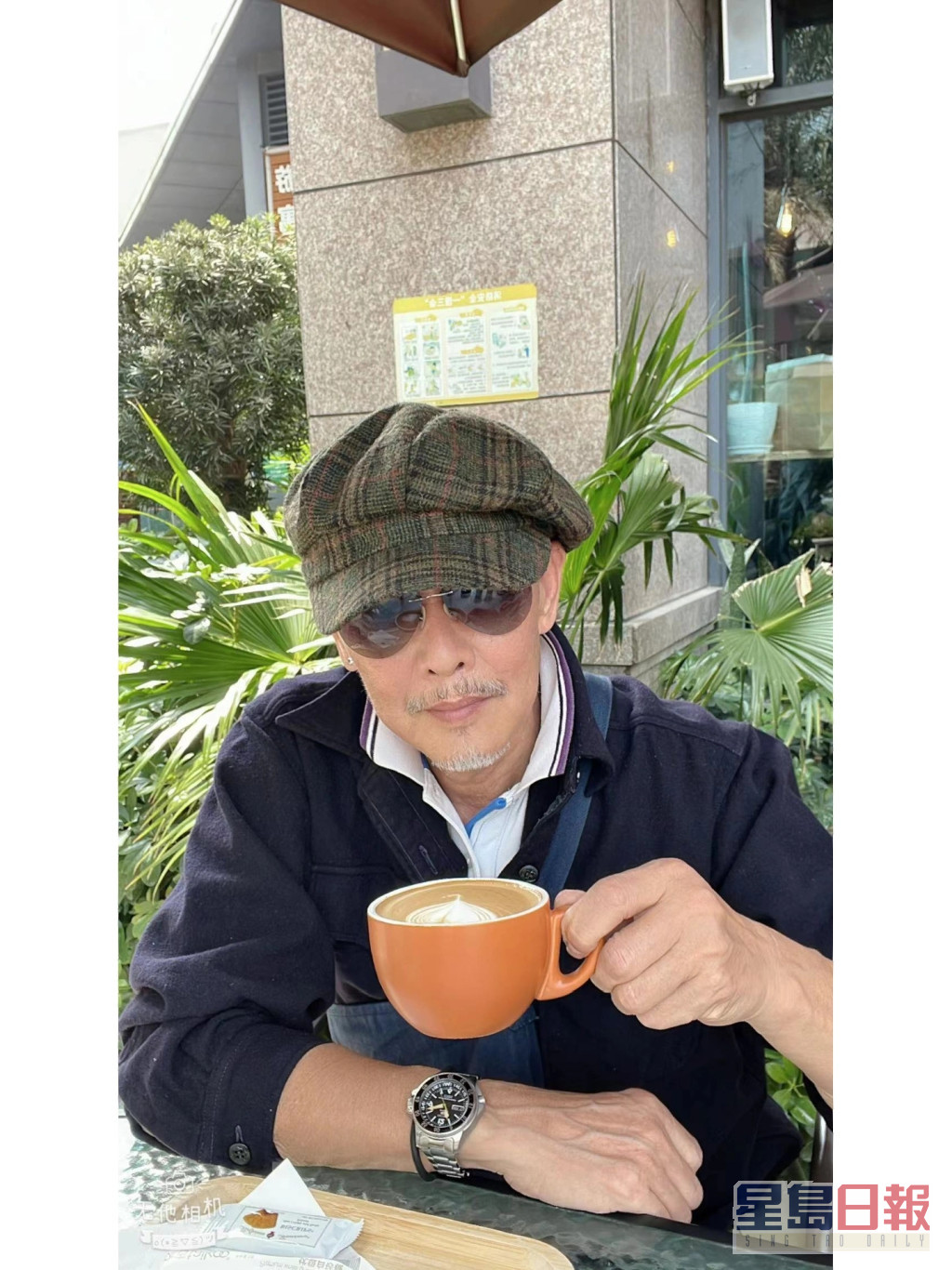 杜燕歌最近贴出新相，戴帽及太阳眼镜叹咖啡。