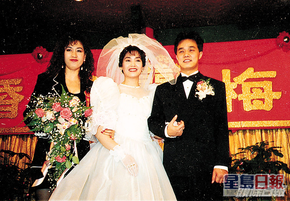 梅爱芳1991年与潘立德结婚，并育有两名儿子文皓和进皓。