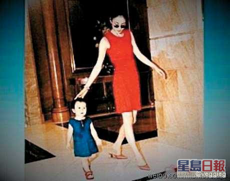 竇靖童（左）於微博上載小時候與母親王菲的舊照。