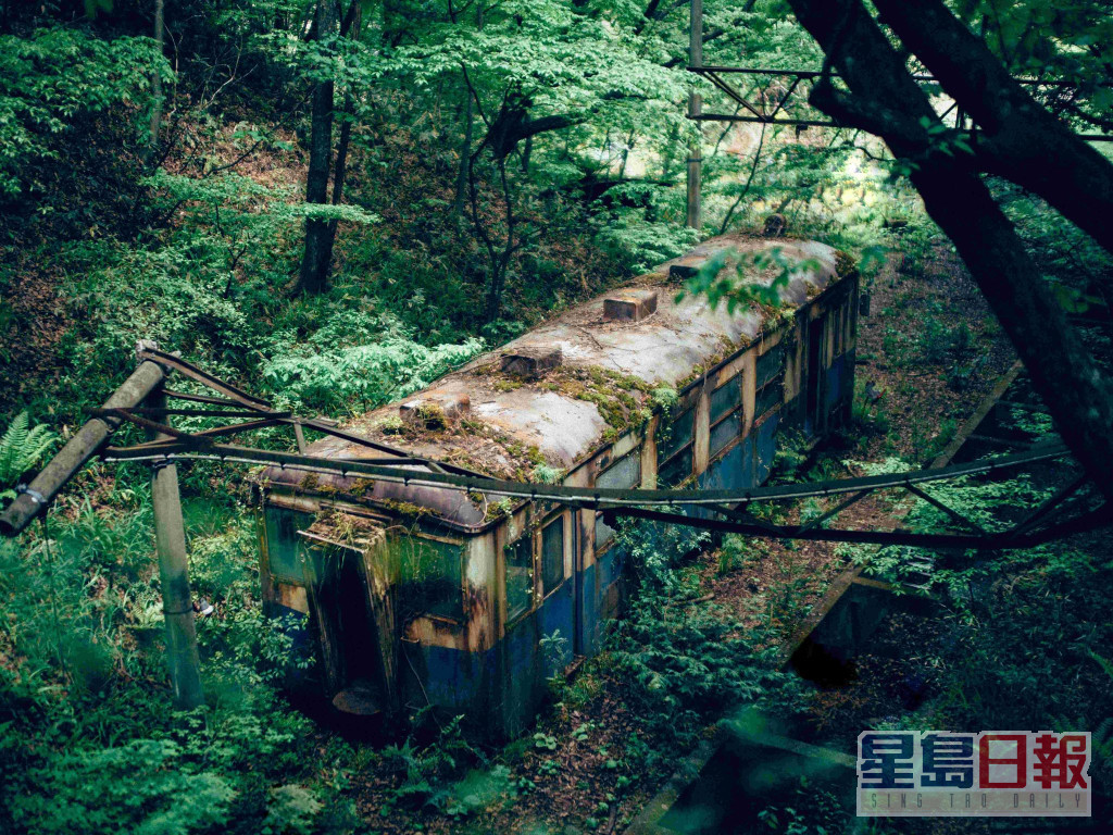 戏中最重要的场景，即两个小朋友的秘密基地，不过旧火车在拍摄后已移走。