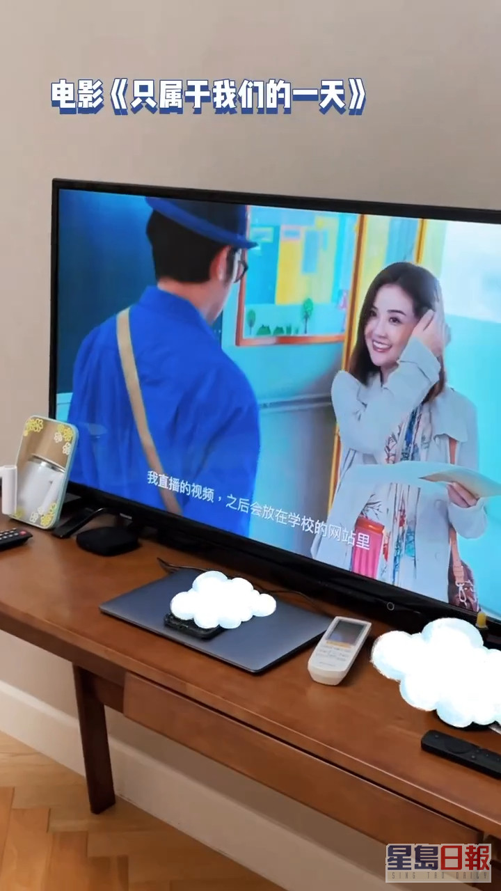一家经常有搞笑互动，电视正播映王祖蓝的电影。