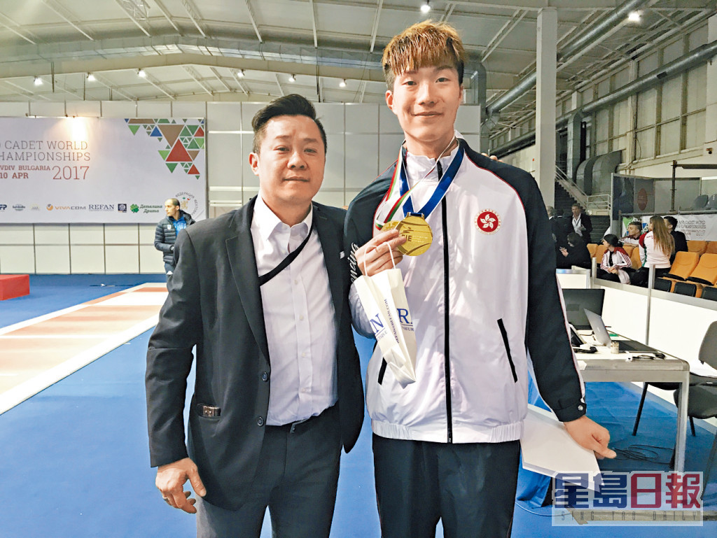 去年剑击运动员张家朗（右）于奥运勇夺金牌，为港争光。