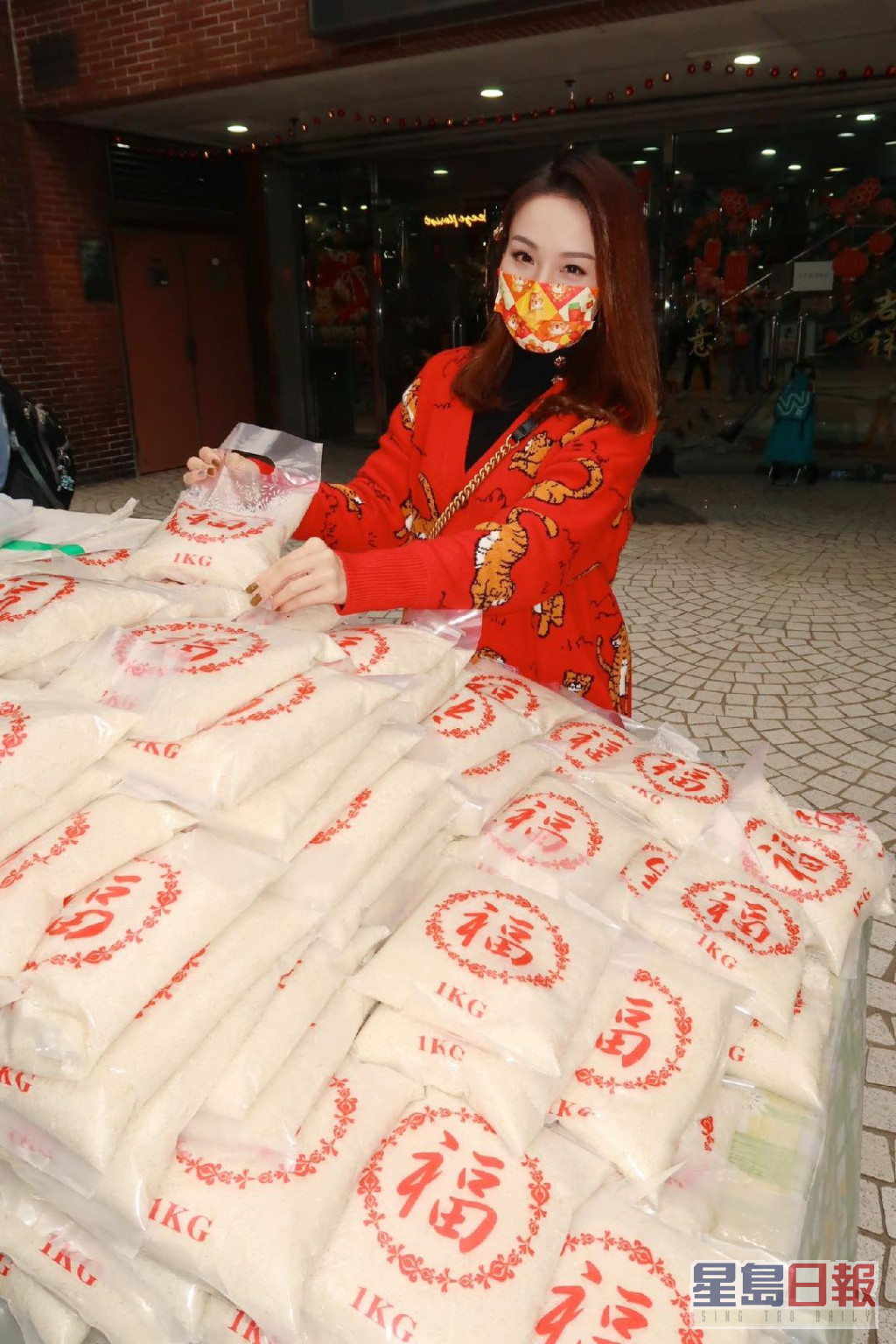 玛姬私人捐赠二百包福米。