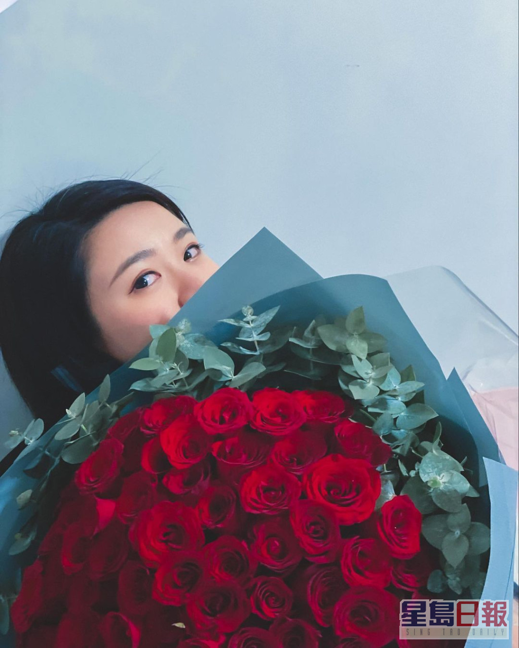 網民都好奇紮玫瑰係邊個送畀江嘉敏。