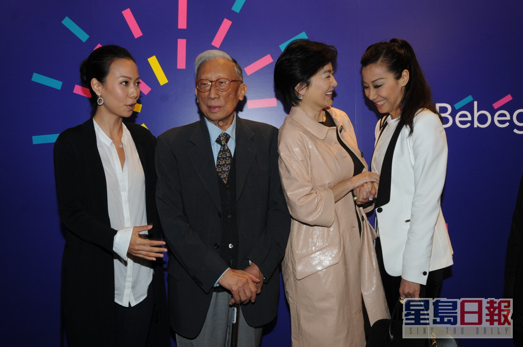 张天爱（左一）女儿邢嘉倩（右一）2013年开设幼儿教育中心，当时继母林青霞（左二）出席外，公公张有兴亦有现身，她还表示公公也给了她不少意见。