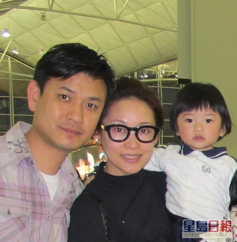 2009年，為「燈箱大王」楊志翹誕下女兒楊舒然（乳名豹豹、右）。