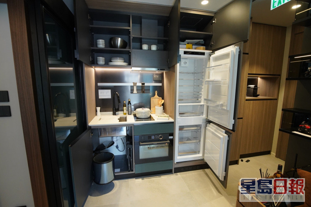 开放式厨房已配备齐全厨电及炉具。